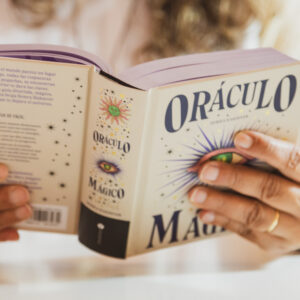 Manos leyendo un libro del oráculo