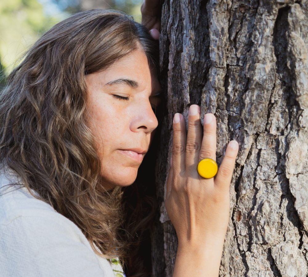 3A1A0045 Adriana abrazando un árbol